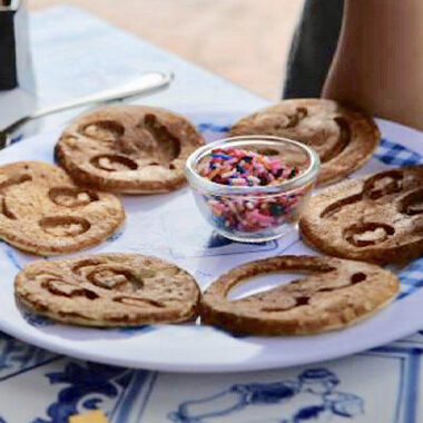 smiley happy pancakes king fred princess diana aruba
